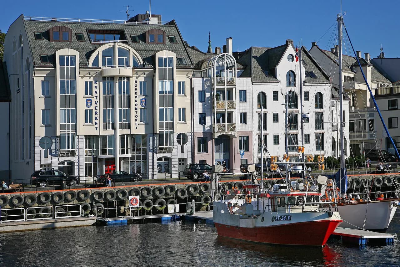 Ålesund Cruise Port: Where Ships Dock and What Fits Your Day