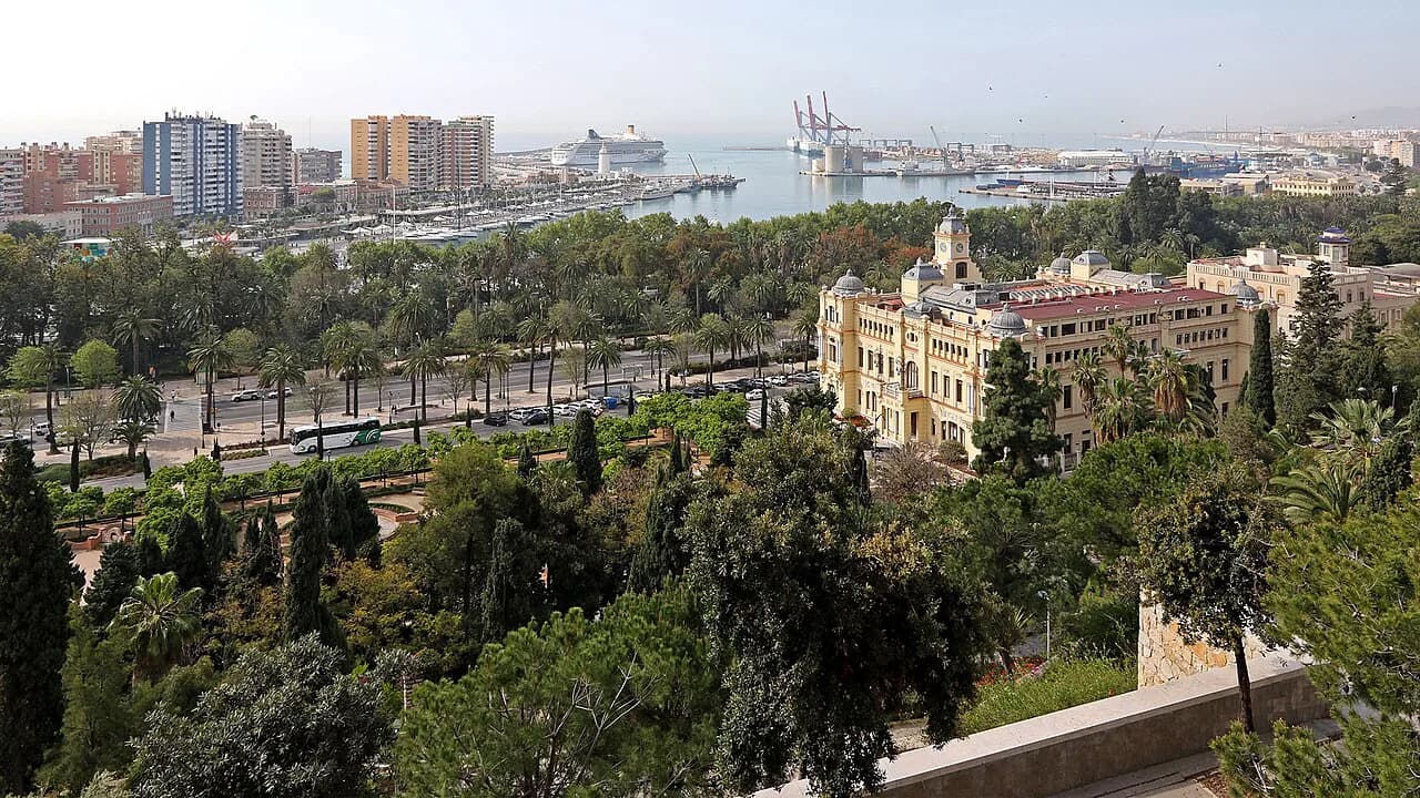 Málaga Cruise Port to City Centre: Walk, Shuttle or Taxi