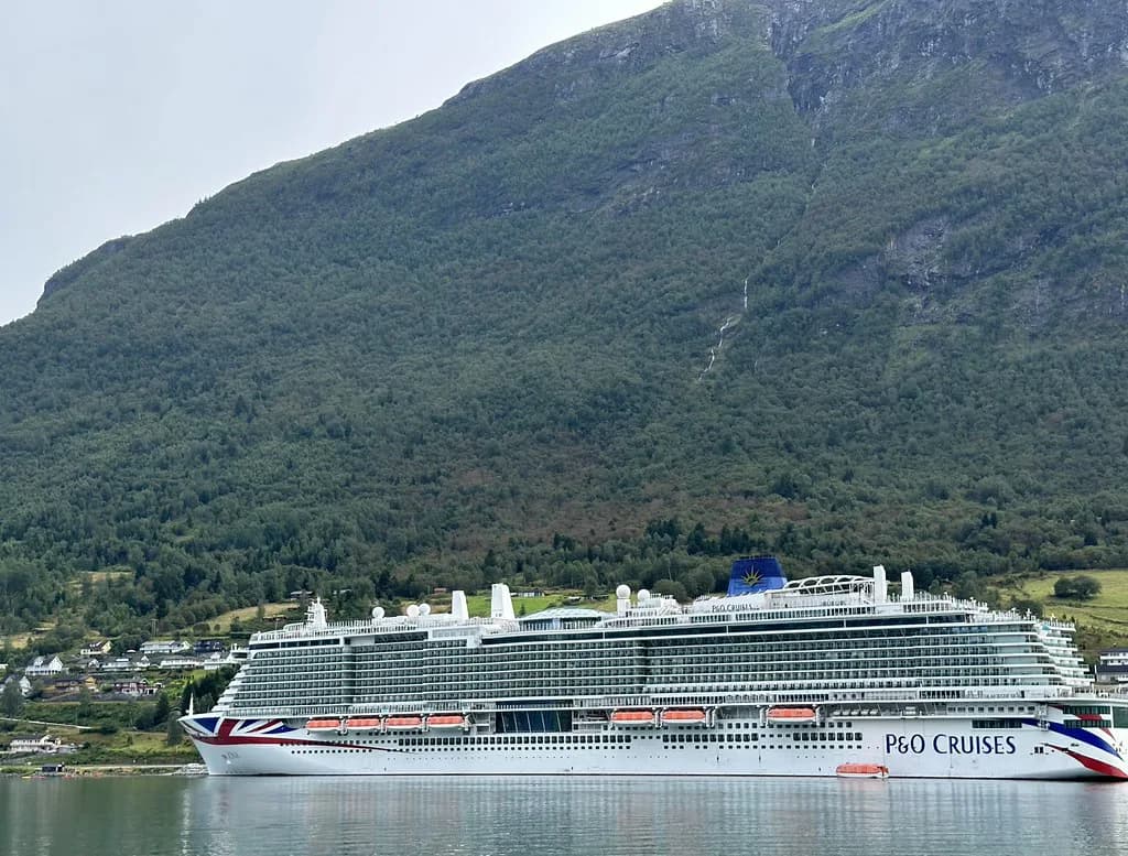 Olden Cruise Port: Dock, Loen Skylift & Glacier Guide