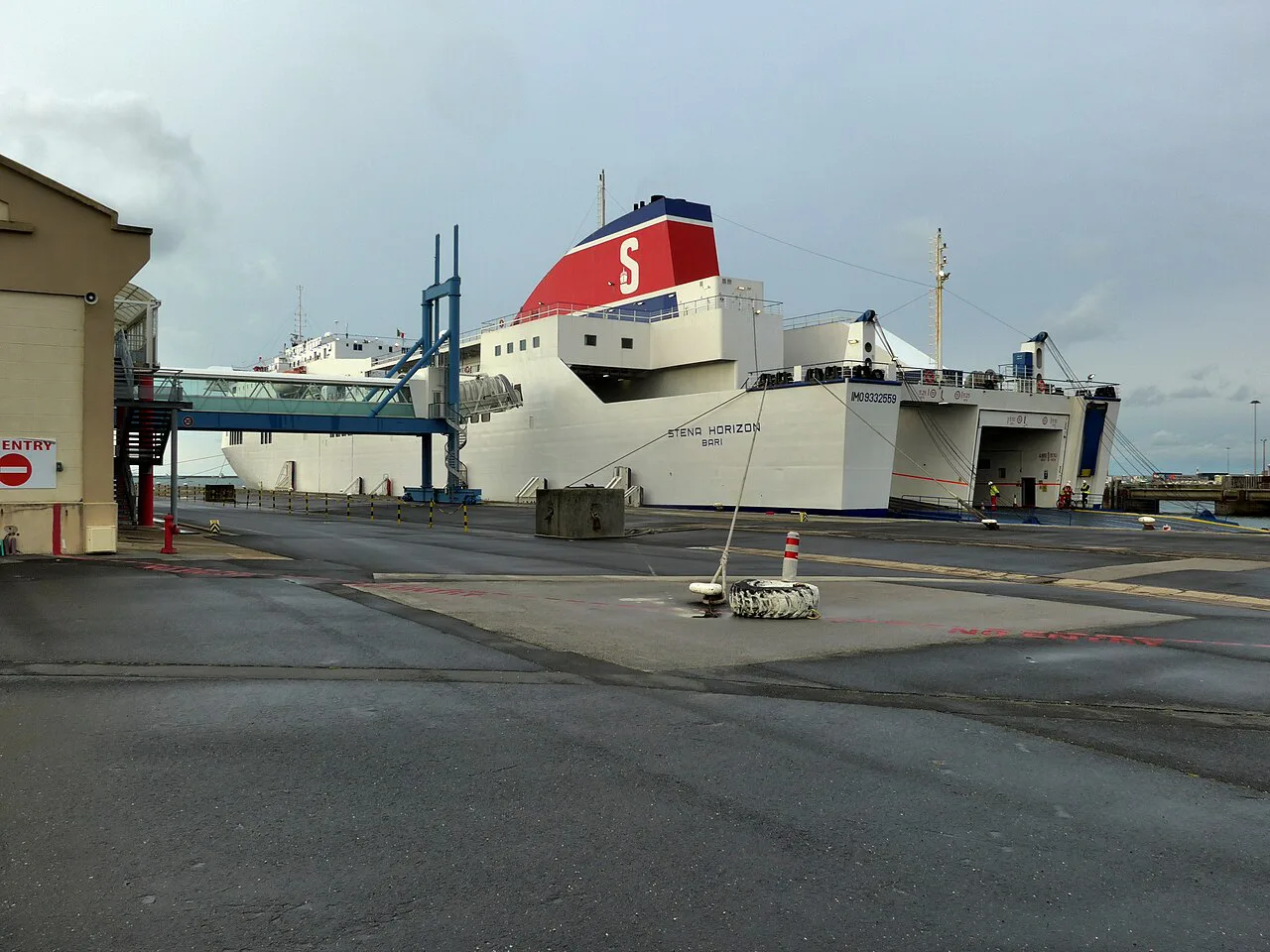 Cherbourg ferryschip aan de kade