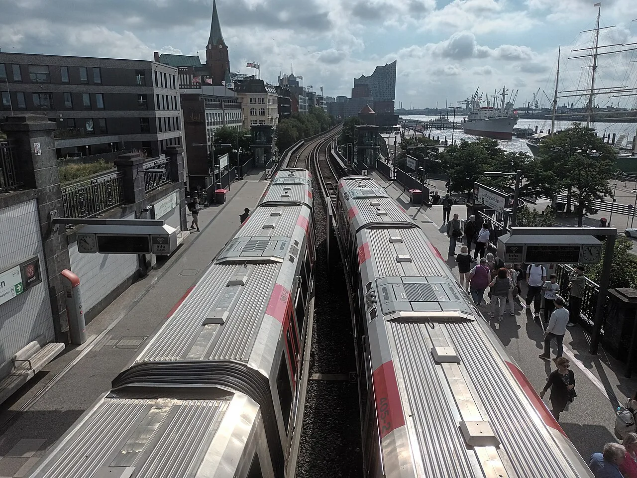 HHA DT5 Landungsbrücken, Hamburg
