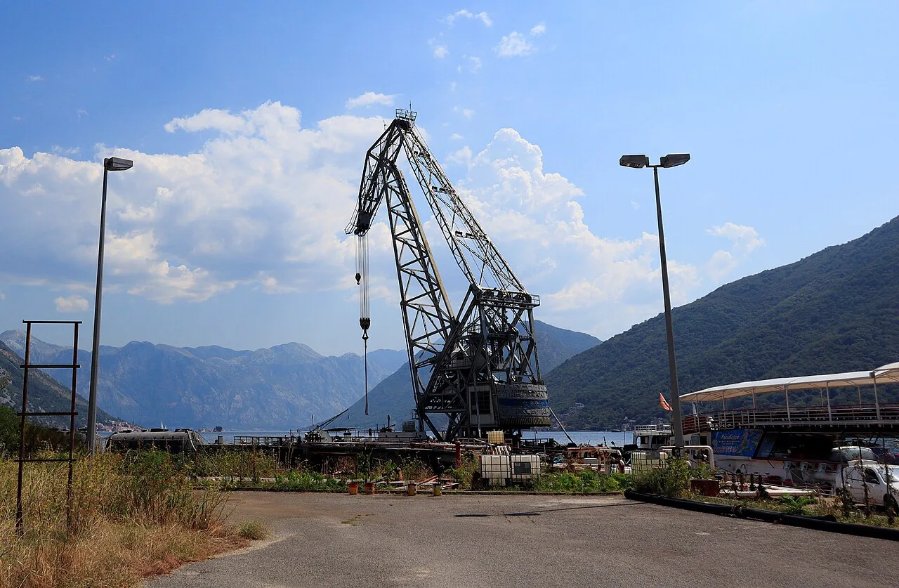 Hafenkran in Lipci, Bucht von Kotor, Montenegro