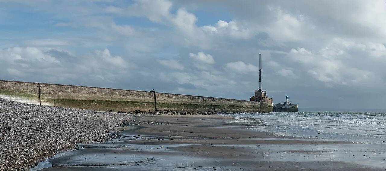 Seaside and Breakwater of Le Havre (cropped)