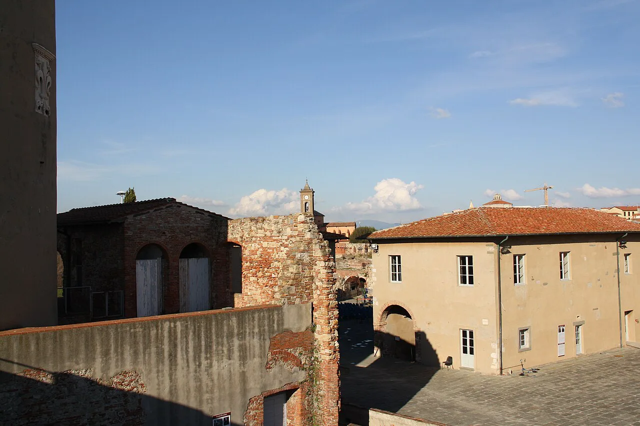 Livorno Fortezza Vecchia courtyard 03 @chesi