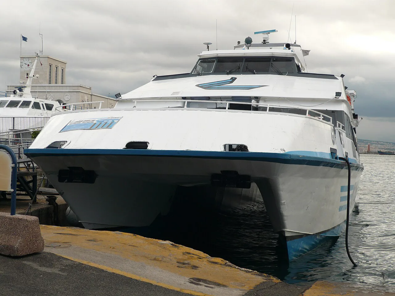 Catamarano attraccato, Naples