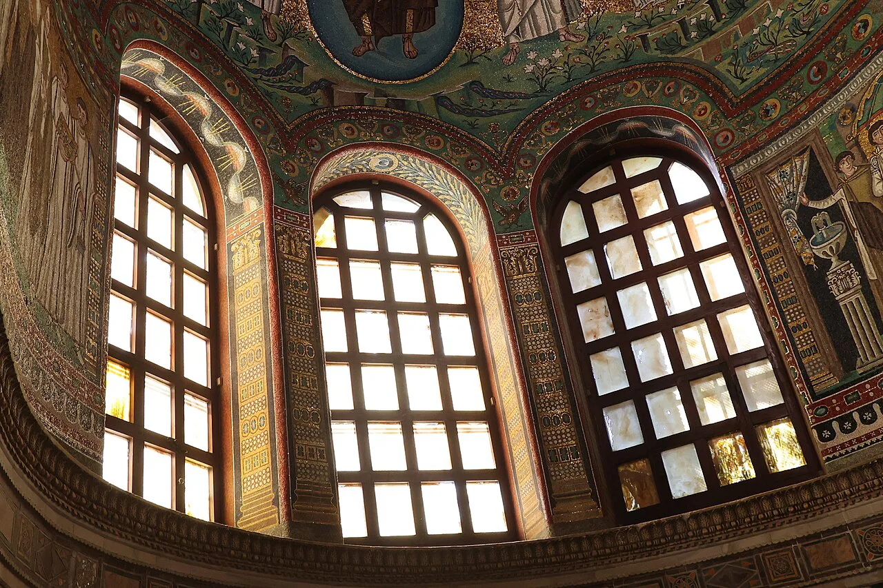 Ravenna - Basilica di San Vitale - Giochi di luce dalle grandi finestre
