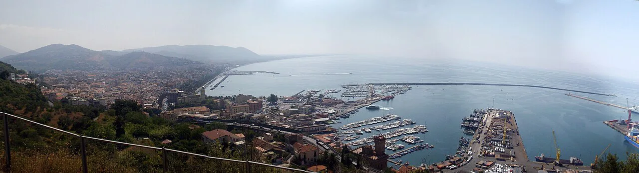 Panorama di Salerno e del porto