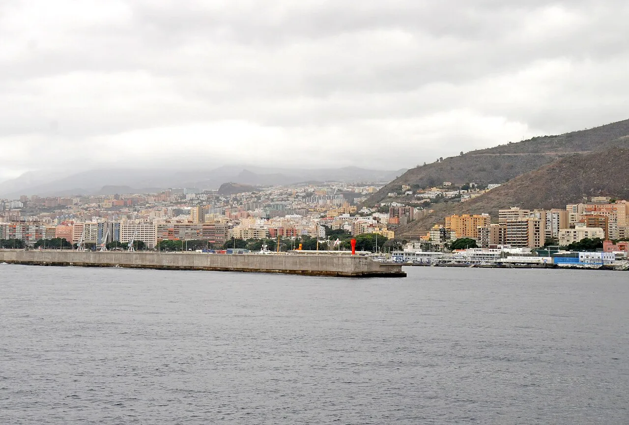 Approaching Santa Cruz de Tenerife harbour, Canary Islands, Spain - panoramio