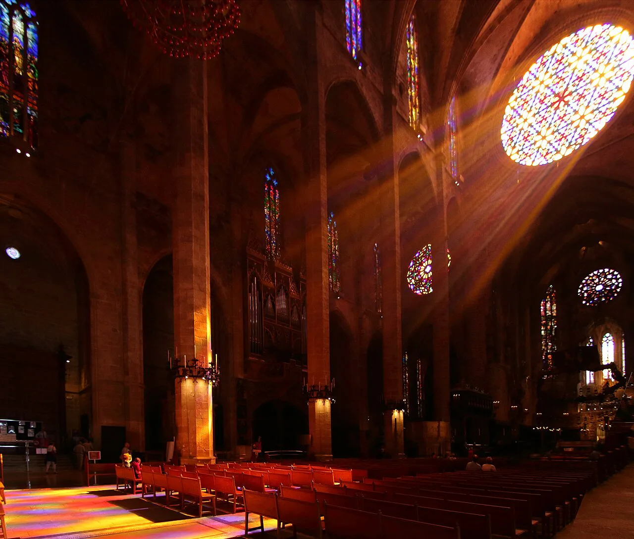 Catedral de Palma de Mallorca, rosetón y nave principal