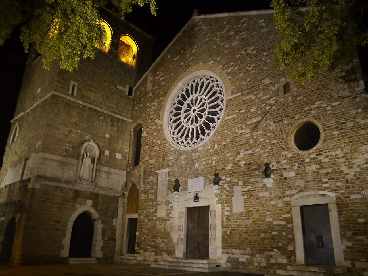 Trieste Cattedrale San Giusto Fassade bei Nacht