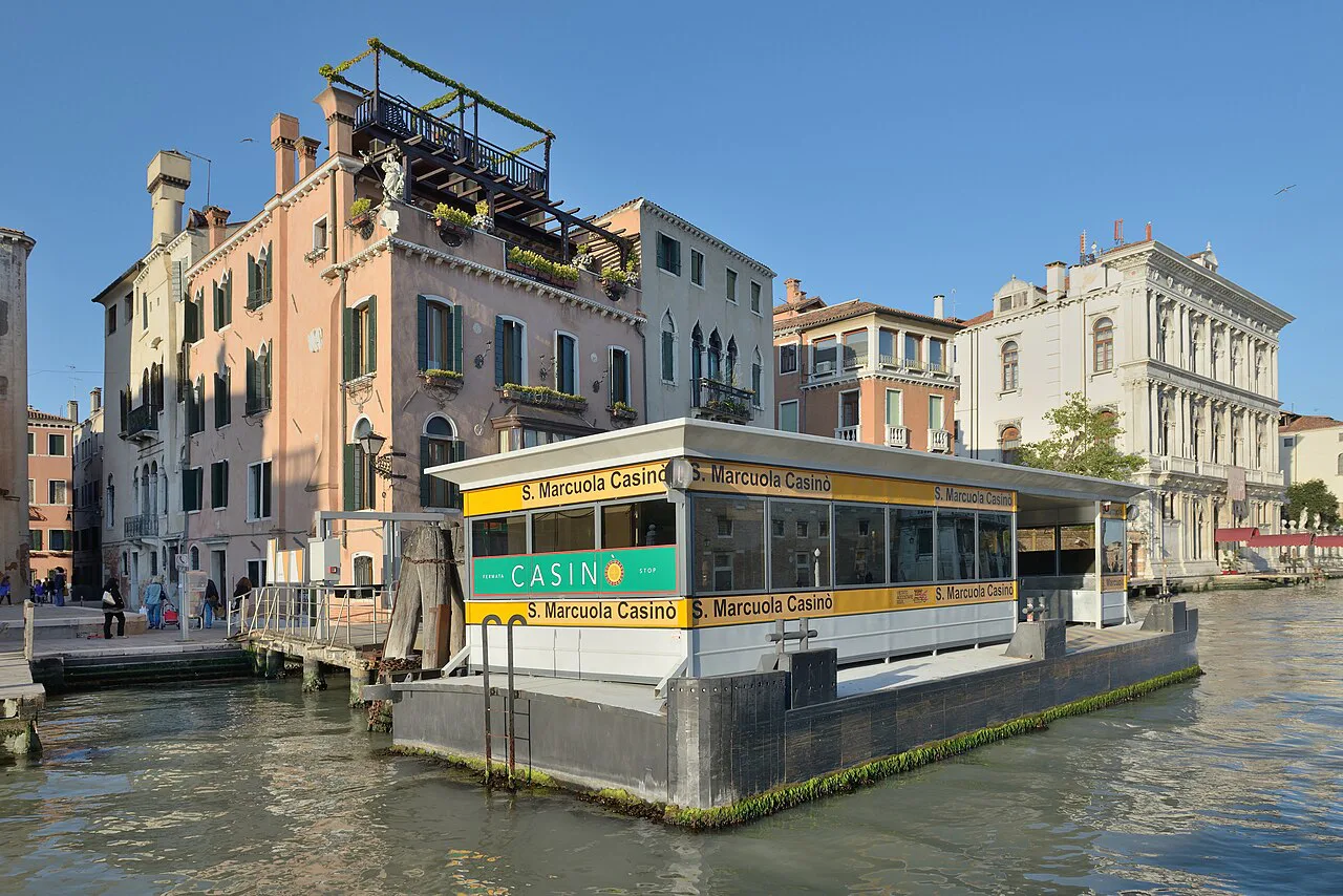 Fermata del vaporetto San Marcuola Canal Grande Venezia, Venice